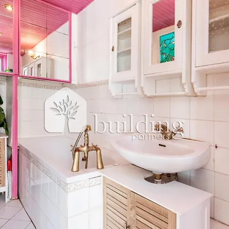 Homestay Master And Kids Bdrs Separated From Rest Of The House Paris